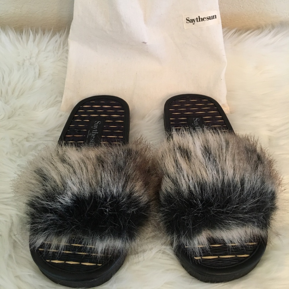 Saythesun Furry Mink Slide, Size 7/8.